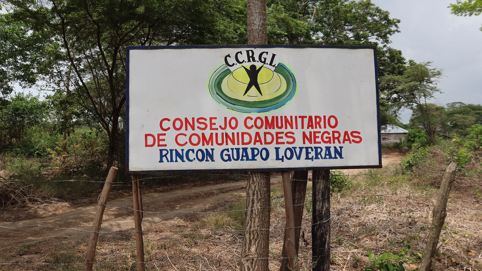 Imagen de la entrada al Consejo Comunitario de Comunidades Negras Rincón Guapo Loverán en Pueblo Viejo, Magdalena. Pueblo cimarron que resiste en la Ciénaga Grande de Magdalena