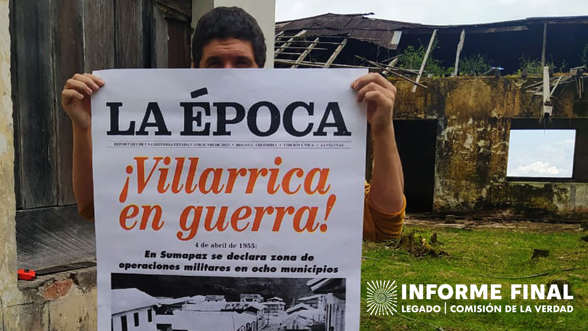 Hombre mostrando periódico con el texto: La época, Villarrica en guerra