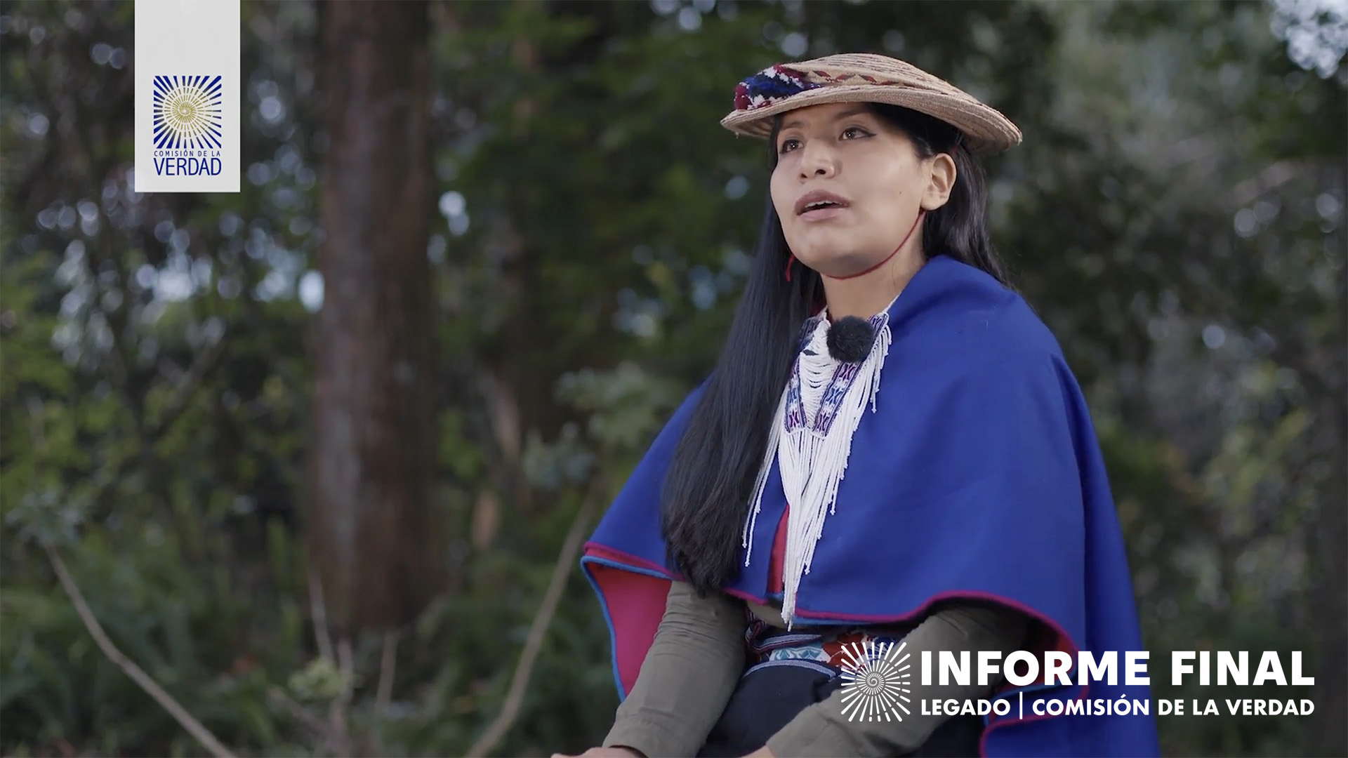 Mujer indígena de sombrero y traje tradicional