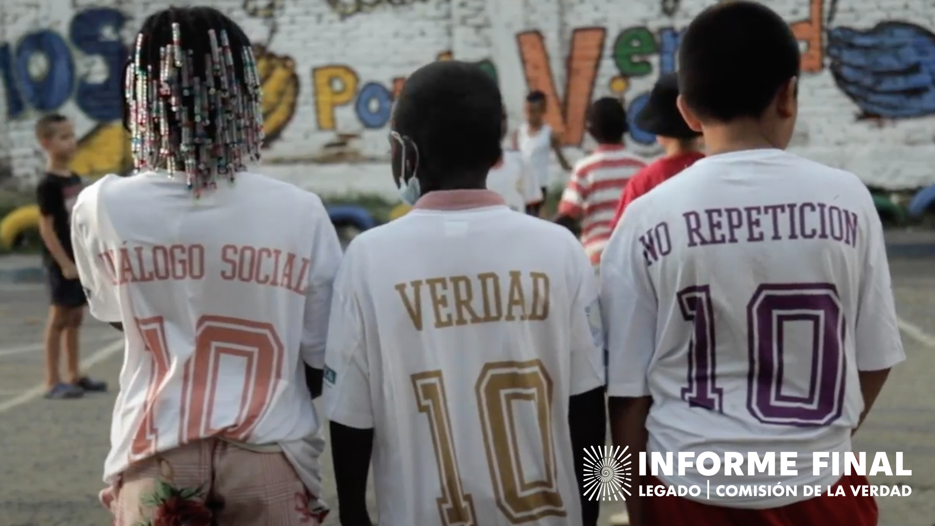 3 jóvenes de espalda, en sus camisetas las palabras: Diálogo social, Verdad, no repetición