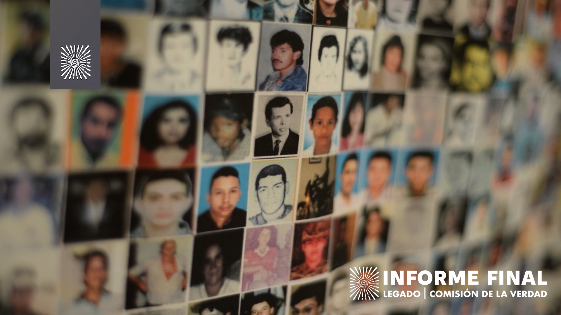 Un mosaico de muchas fotos en primer plano tamaño documento de víctimas del conflicto
