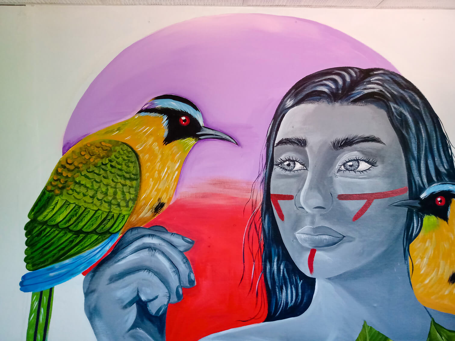 En un cuarto en Tierra Grata, Cesar, se encuentra la pintura de una mujer indigena y dos pájaros barranqueros en su mano y hombro.