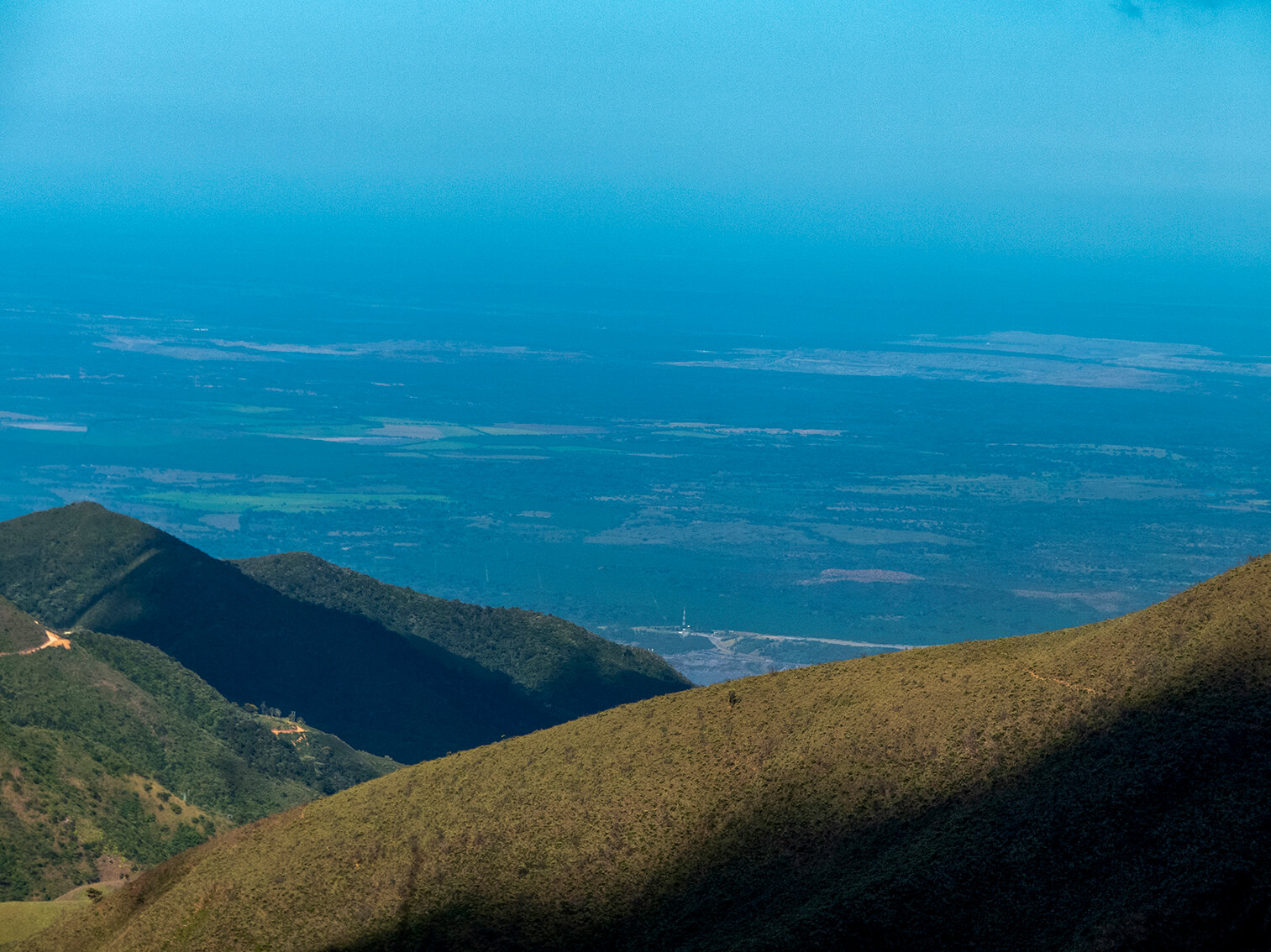 Desde lo alto de la Serranía del Perijá, un camino bordea las montañas. Por esa ruta la comunidad retornó a su territorio.