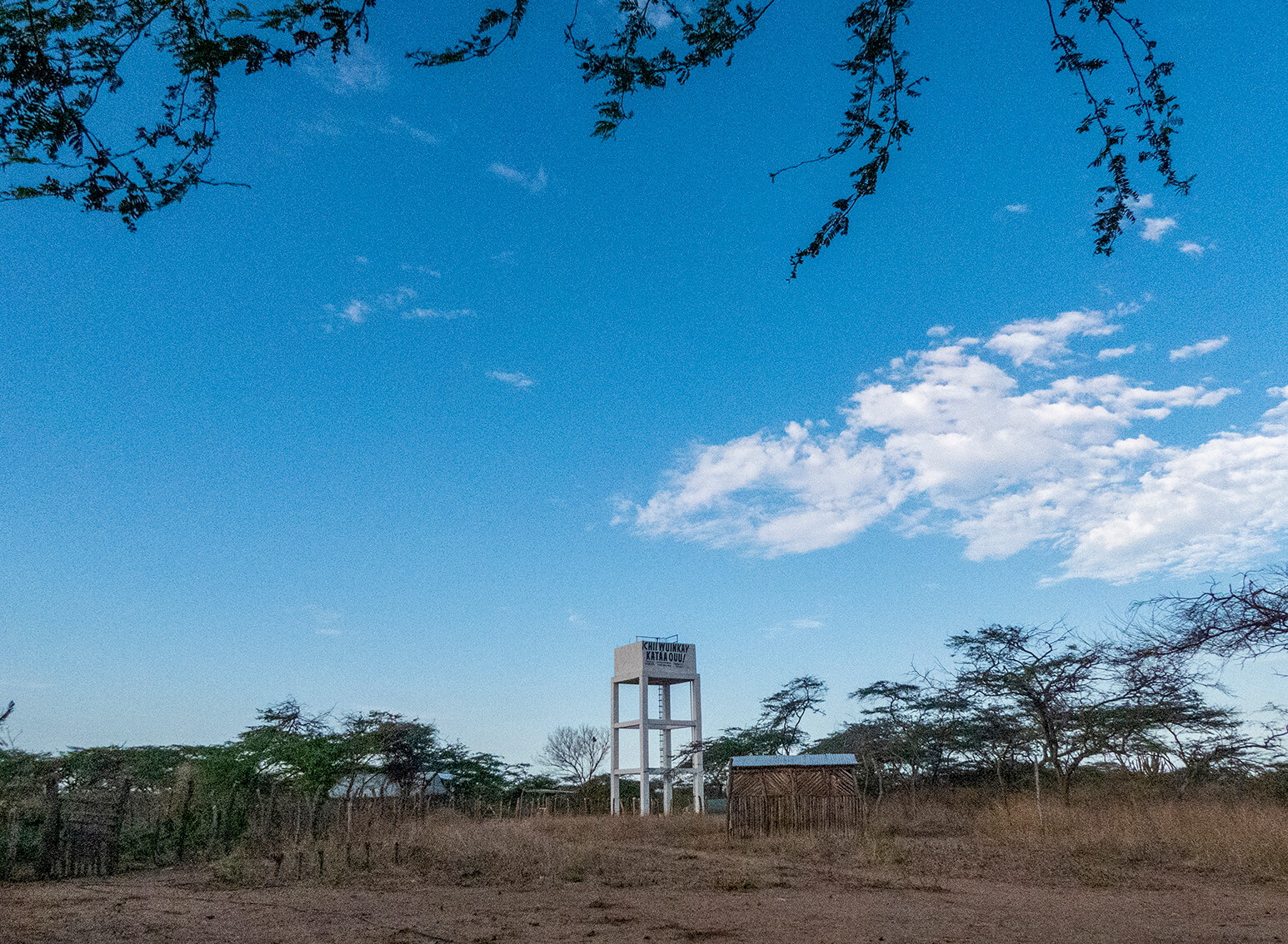 En Maicao, Guajira, los jagüeyes se han secado. Una comunidad indígena wayuu ha construido un acueducto en el desierto.