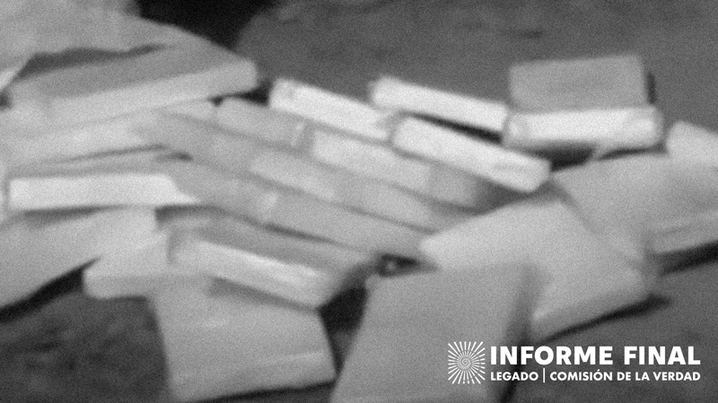 En blanco y negro, varios bloques de droga procesada fotografiados sobre el piso