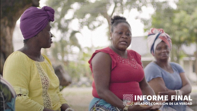 Juntanza, tres mujeres afro conversando, dos de ellas llevan turbante