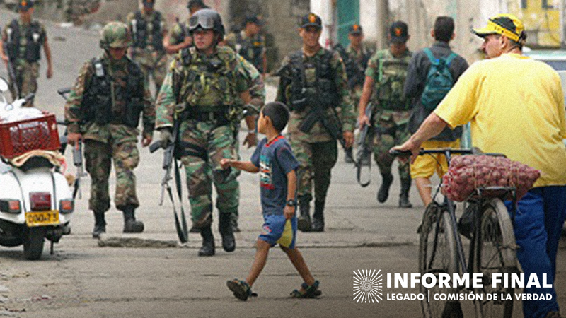 Captura fotográfica de varios militares caminando en medio de la calle cerca a civiles y un niño