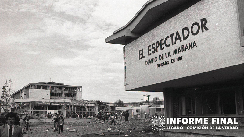 En blanco y negro, captura fotográfica antigua. Edificio del diario "El Espectador" y escombros causados por estallido