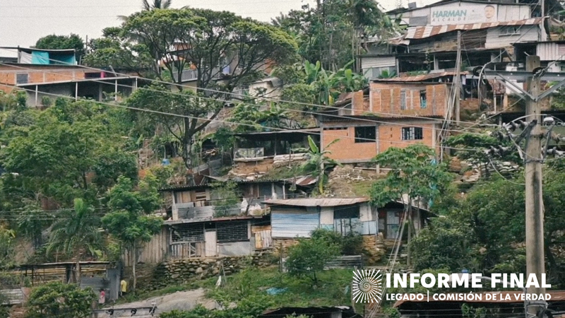 Vista general de fachadas de casas en un barrio de invasión