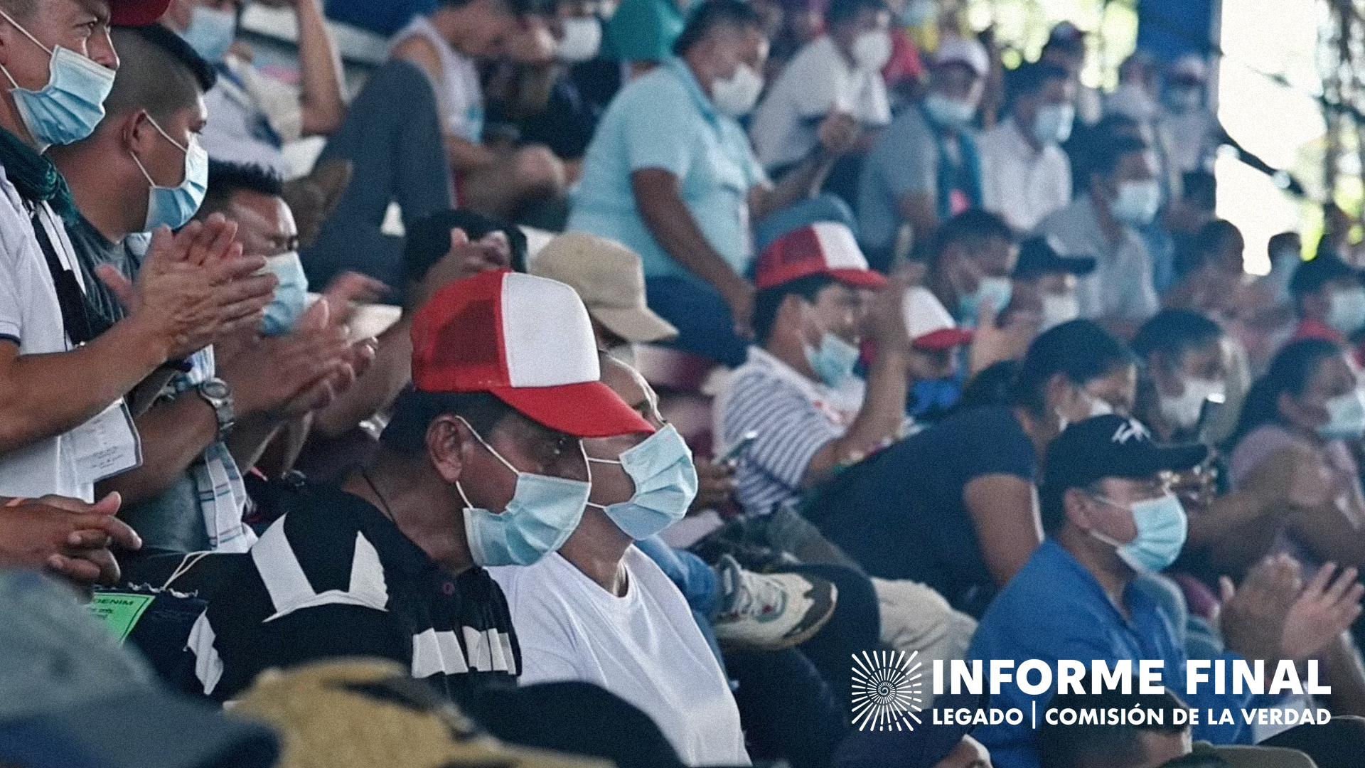 Captura fotográfica de campesinos reunidos sentados en tribuna, algunos portan tapabocas y gorra