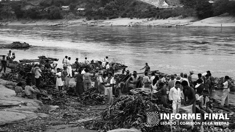 fotografía antigua en blanco y negro de gran número de personas afro a la orilla de un río
