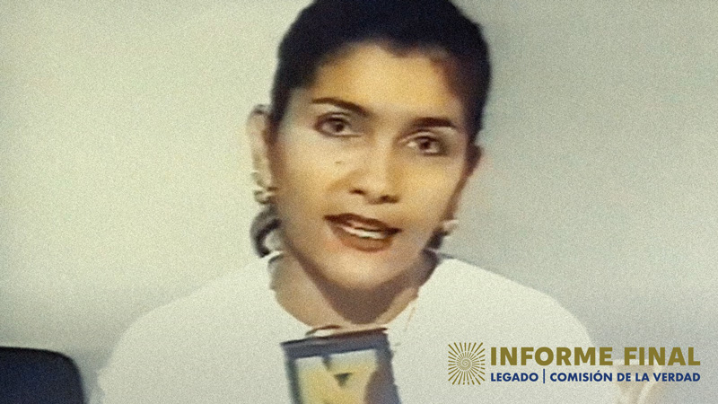 Captura fotográfica antigua de presentadora de noticias con micrófono y logo de noticiero