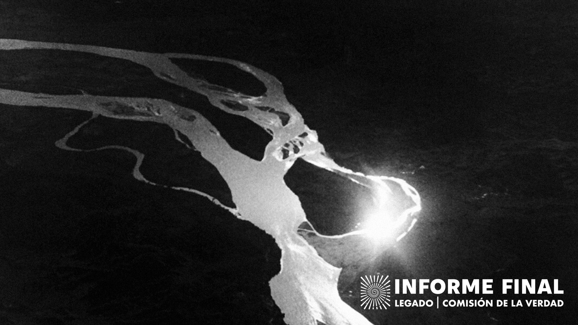 En blanco y negro, captura fotográfica aérea de fragmento del río Magdalena