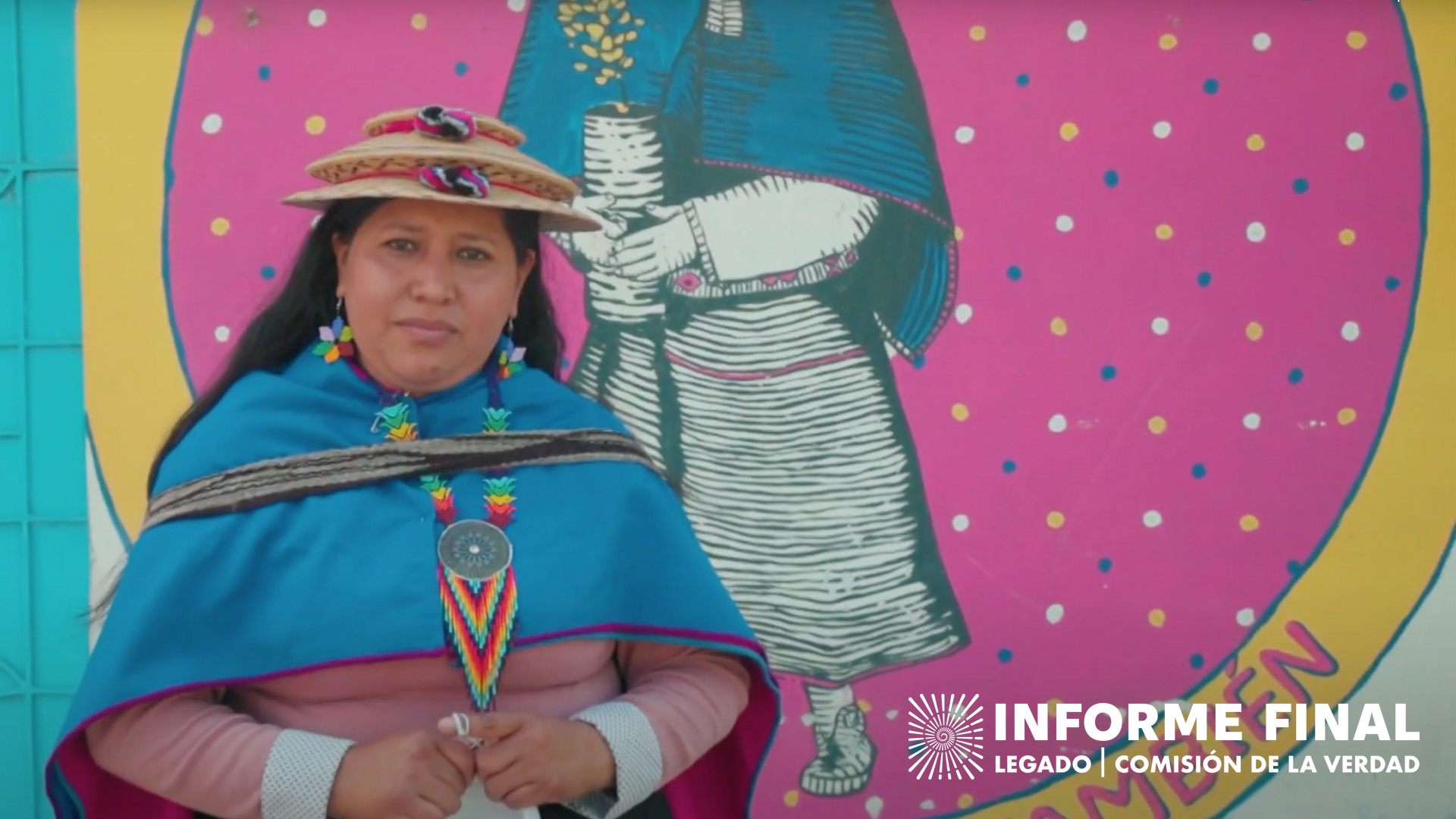 Mujer indígena habla frente a la cámara.