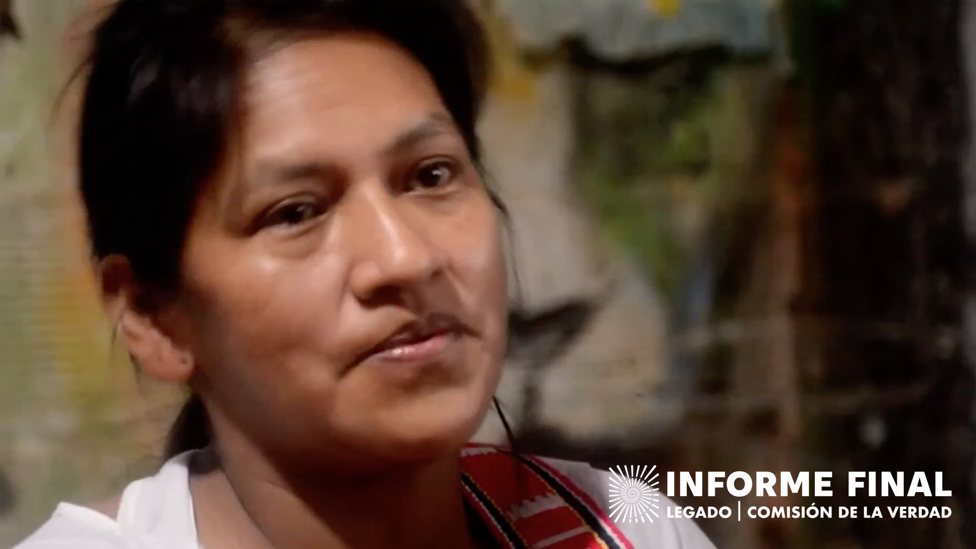 Mujer indígena habla frente a la cámara.