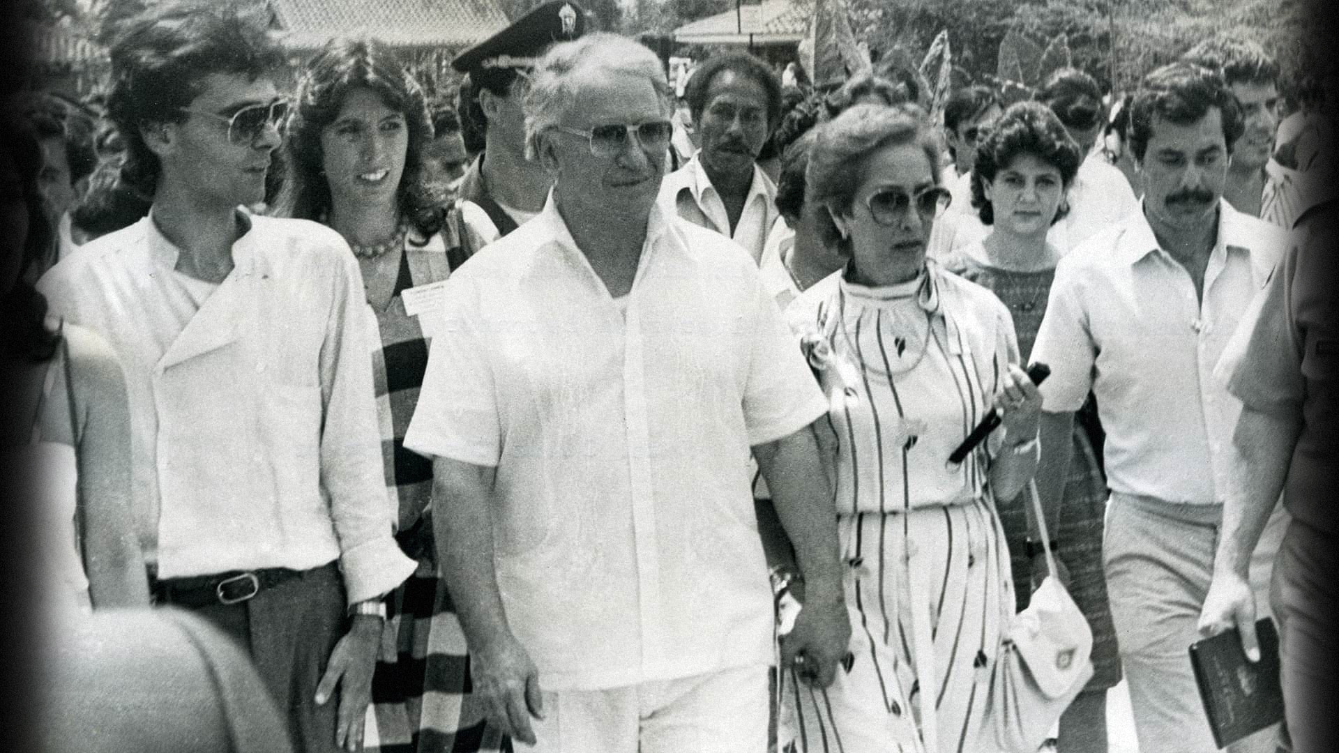 Presidente Belisario Betancur saludando a la gente en en la plaza de Trujillo