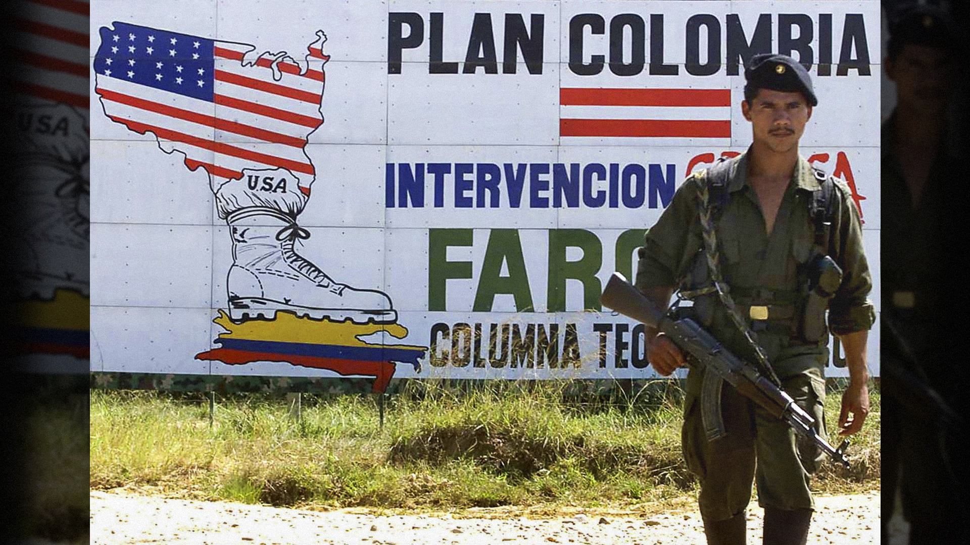 Se lee en una pantalla: Plan Colombia: intervención gringa