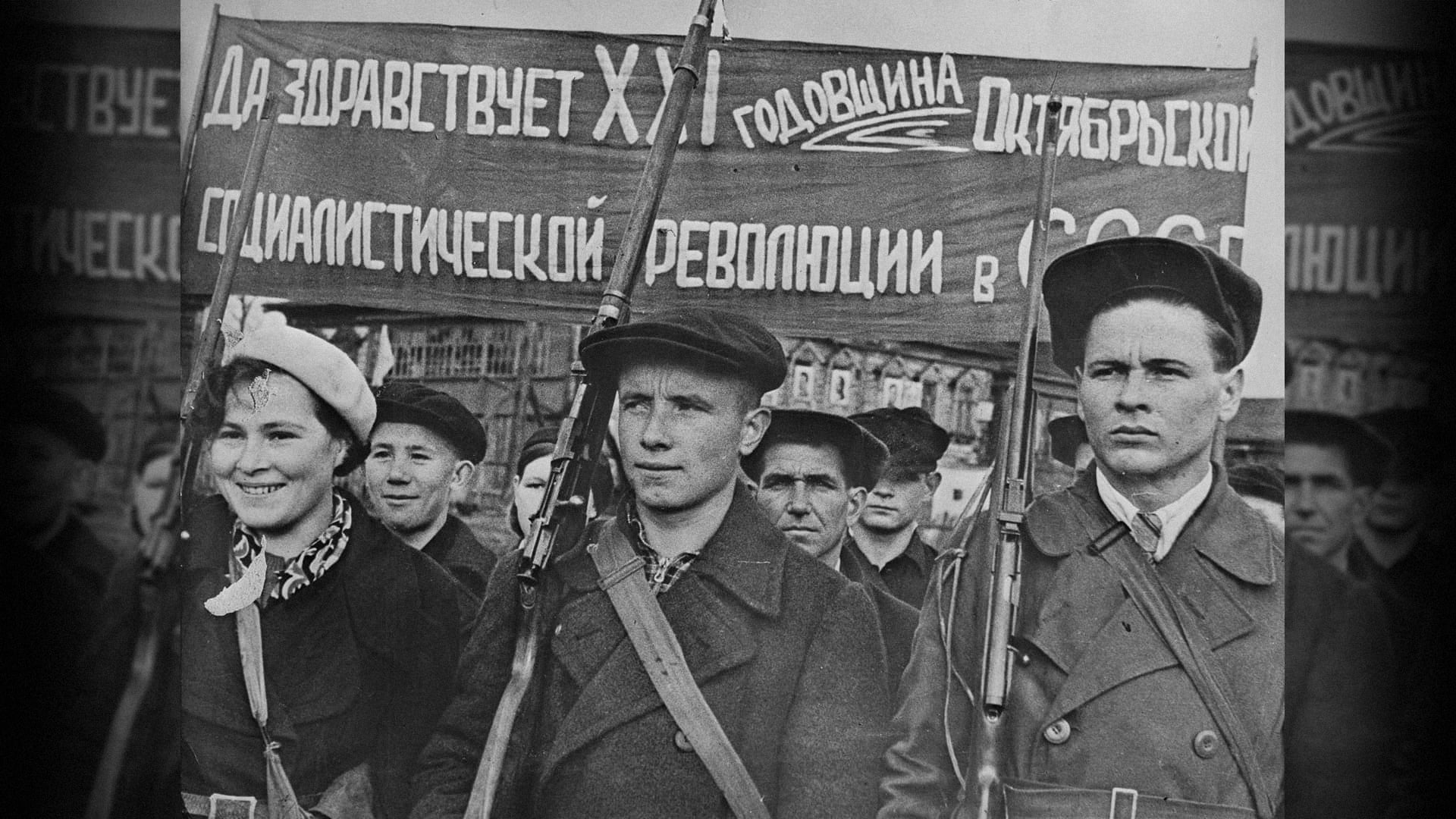 Personas marchan celebrando la Revolución de Octubre en Rusia