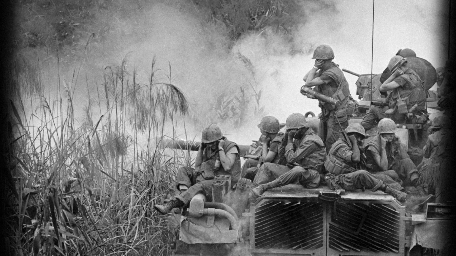 Marines en un tanque M-48 en Vietnam