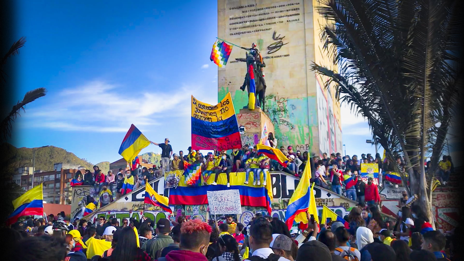Manifestación de estudiantes en el monumento a Los Héroes en Bogotá, mayo 2021