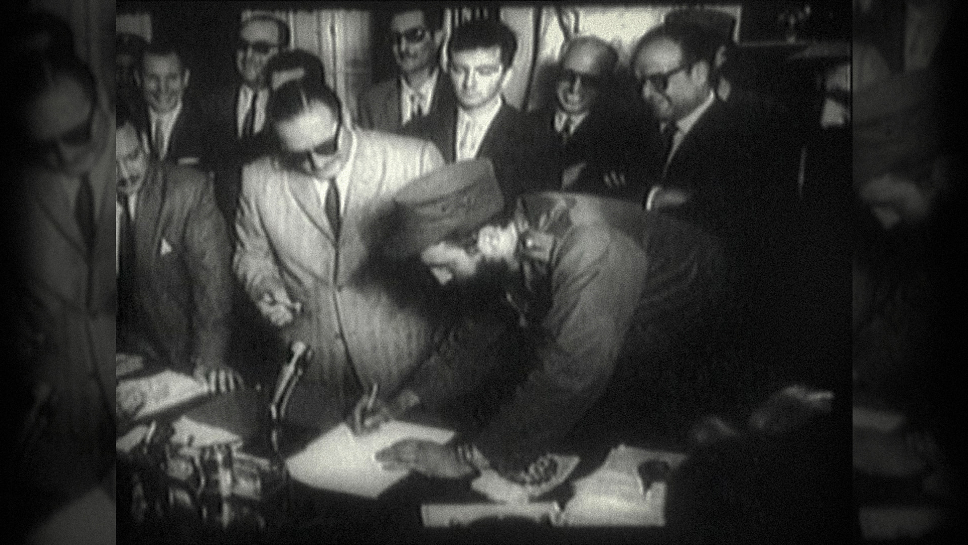 Fidel Castro firma como primer ministro de Cuba