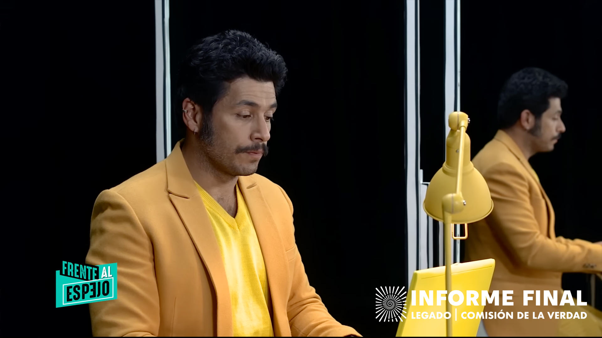 Hombre vestido de amarillo mirando un portatil amarillo