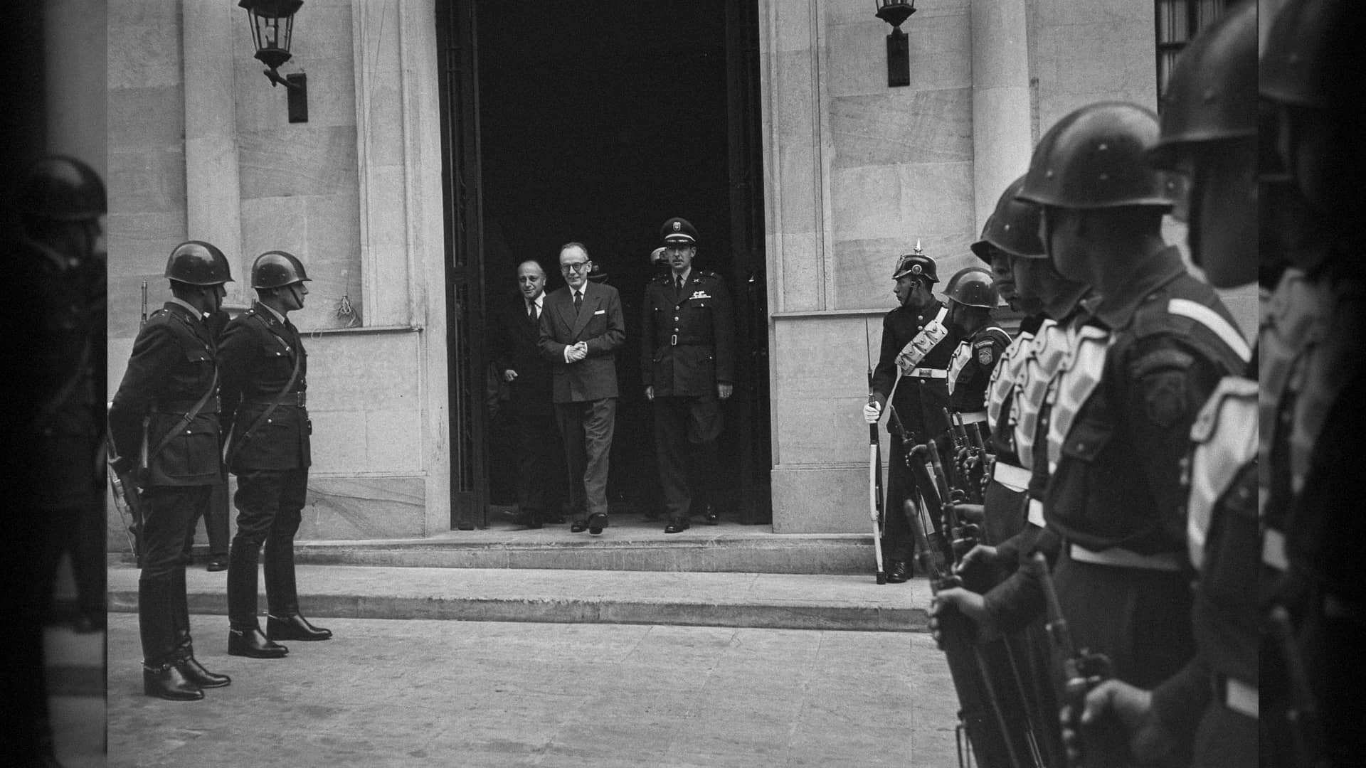 Alberto Lleras Camargo sale entre cordón Militar 