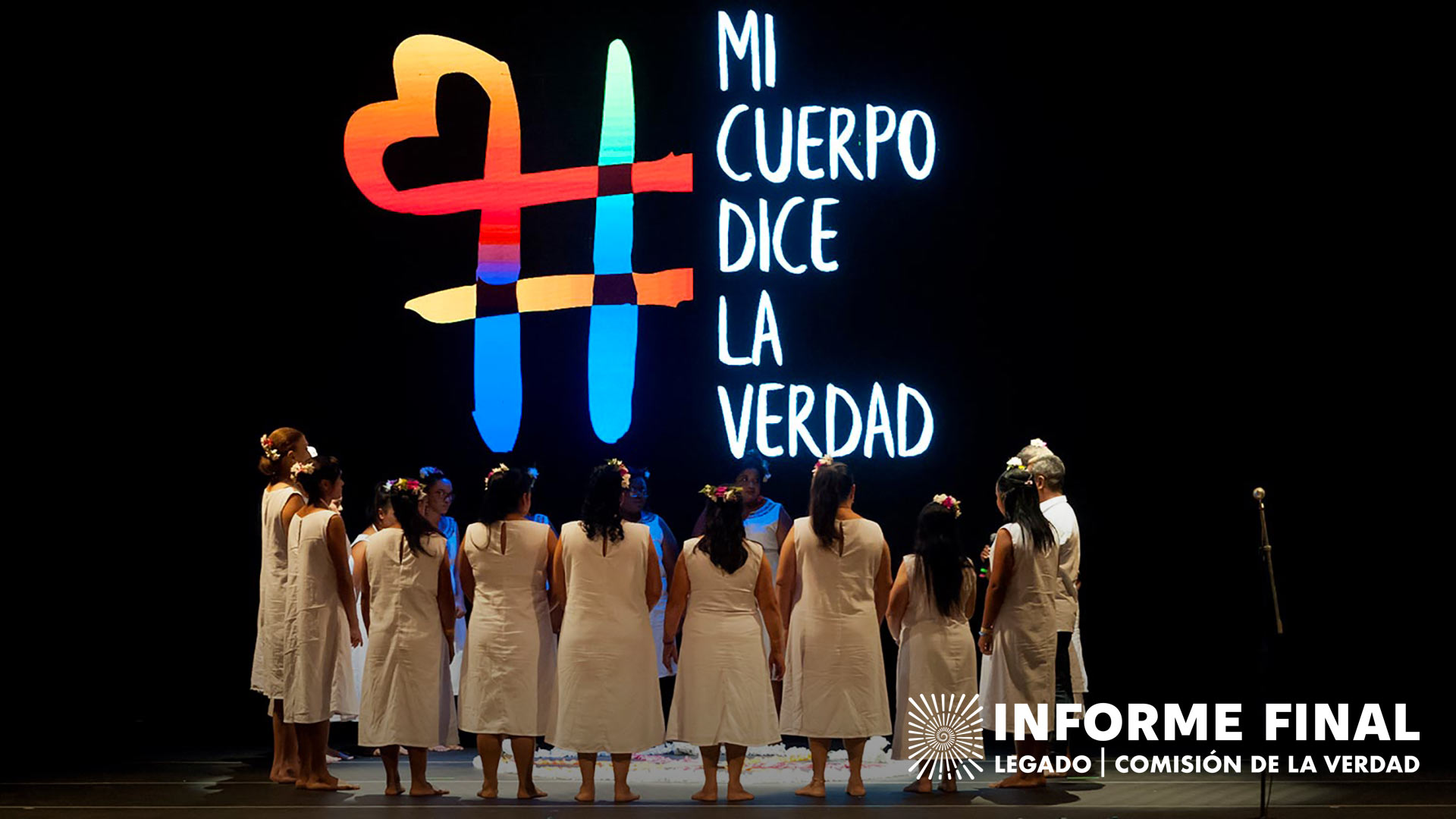 Mujeres de vestido blanco sobre fondo negro