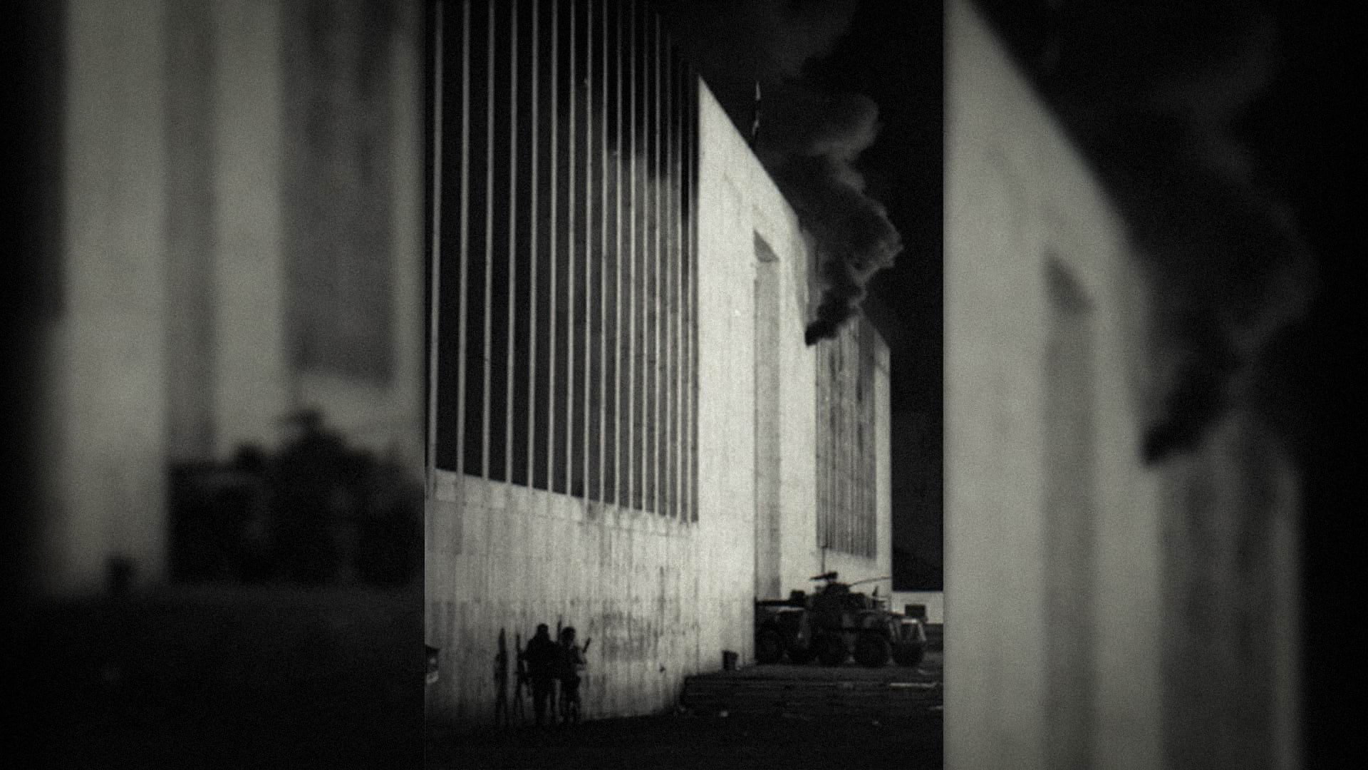 Palacio en llamas, entrada de tanques. De la serie “Palacio de Justicia”