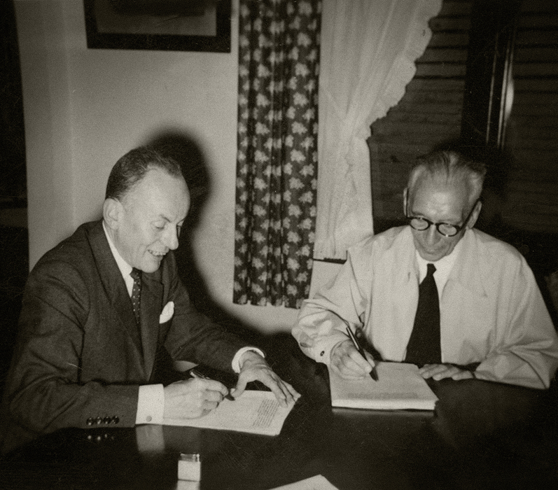 Firma de la Declaración de Benidorm, 24.7.1956. Copia en gelatina (Emulsión fotográfica / Papel)."