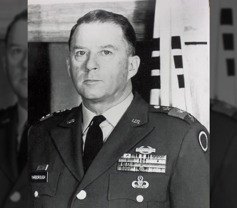 El teniente general William Pelham Yarborough (12 de mayo de 1912 - 6 de diciembre de 2005) fue un oficial del ejército de los Estados Unidos y se graduó de West Point en 1936. 