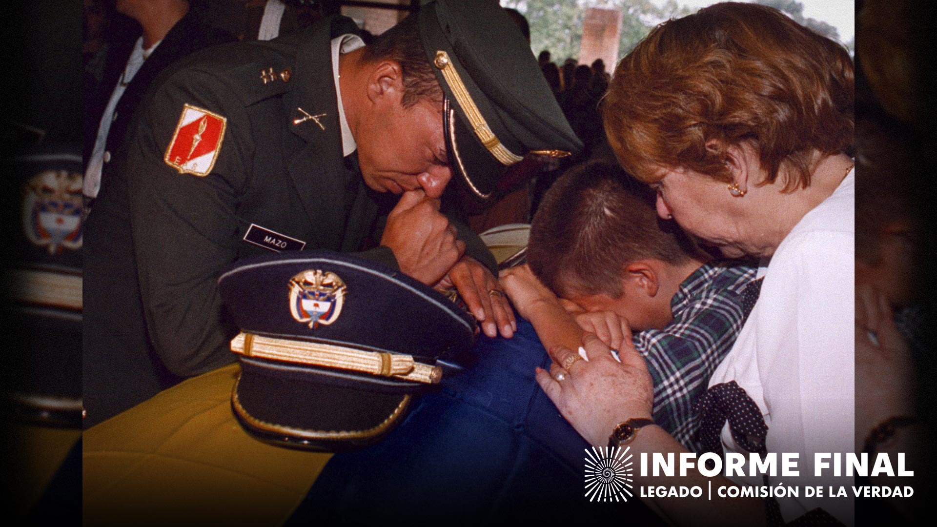 Familiares llorando sobre un ataúd de un militar