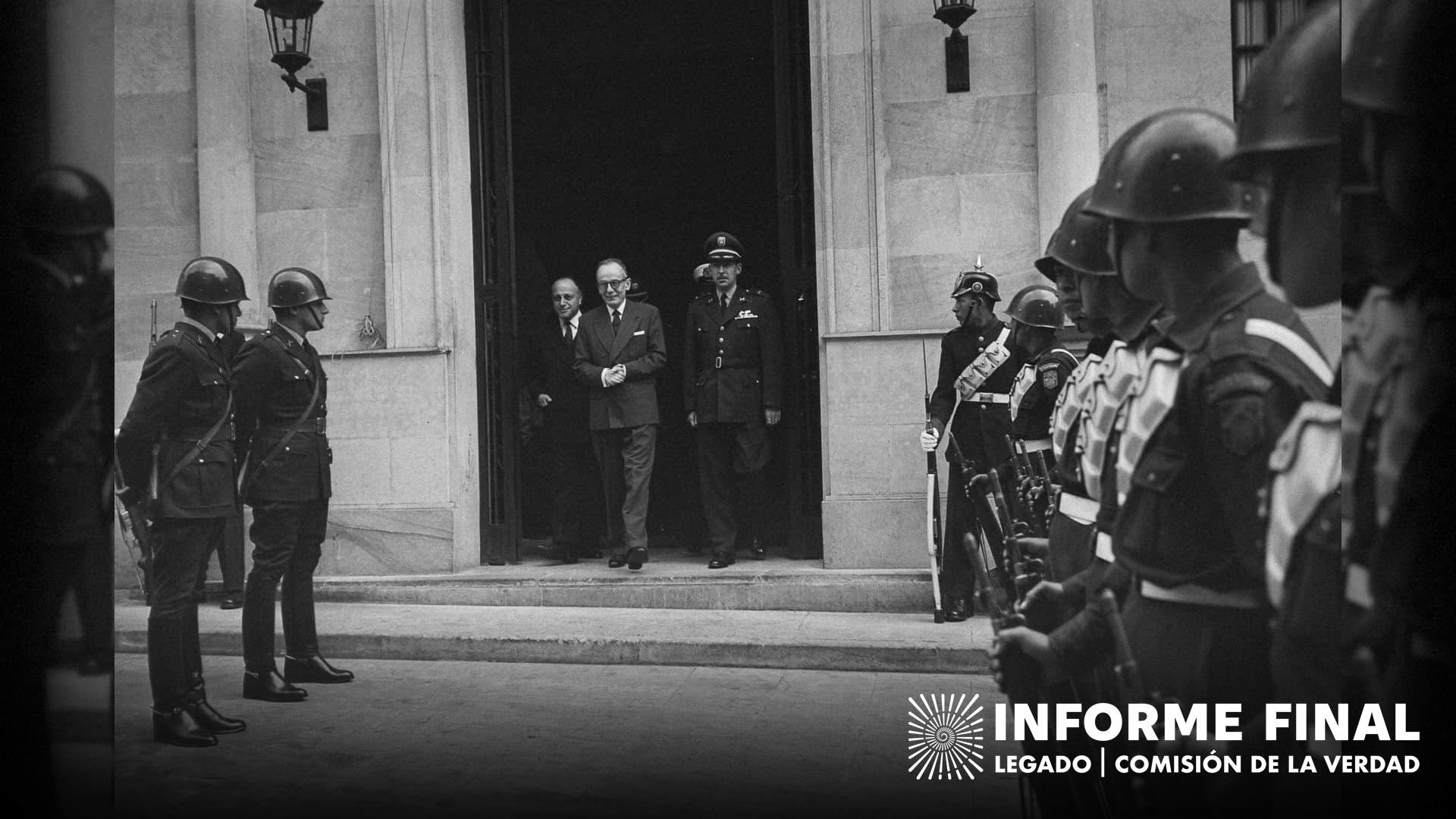 Alberto Lleras Camargo sale entre cordón Militar
