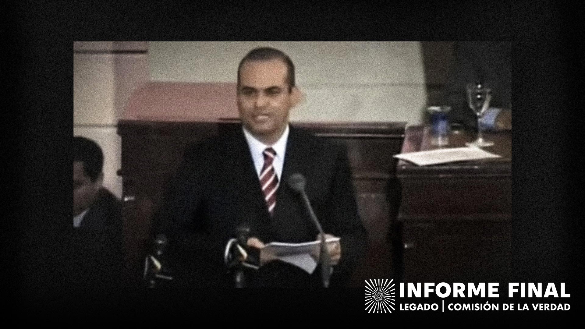 Crédito de la imagen: Fotograma del discurso del ex-jefe paramilitar y comandante de las AUC Salvatore Mancuso en el Congreso de la República de Colombia y reacción de una víctima presente en el recinto. Extracto del documental Impunity («Impunidad», 2010, 85 min) dirigido por Juan José Lozano y Hollman Morris, disponible en disponible en Contravía TV.