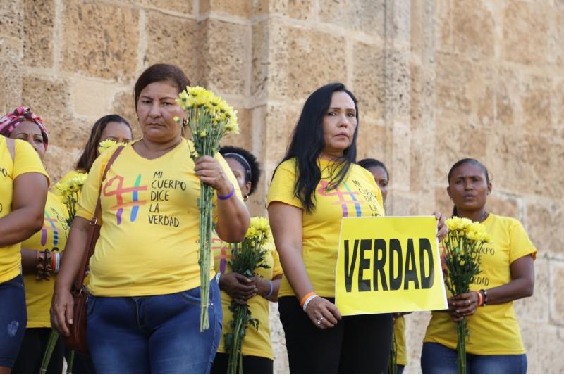 Encuentro por la verdad. Mujeres sostienen un cartel para pedir la verdad.