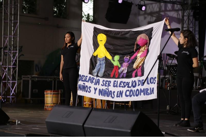 Cartel sobre los niños en la guerra.