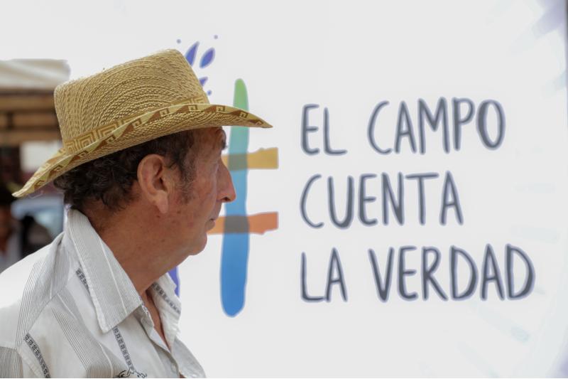 Campesino junto al fondo del encuentro 