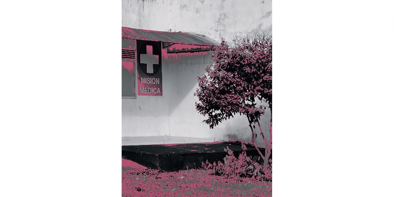 Fachada de puesto de salud con un aviso de “Misión Médica” y cruz 