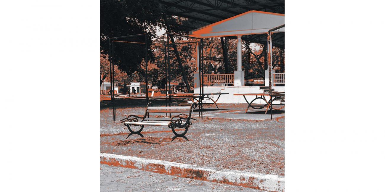 Banca de parque, árboles y quiosco de cemento