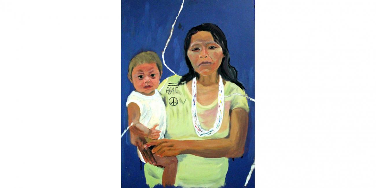 Retrato pintado de mujer indígena con camiseta verde y pelo suelto negro cargando un bebé. Fondo azul