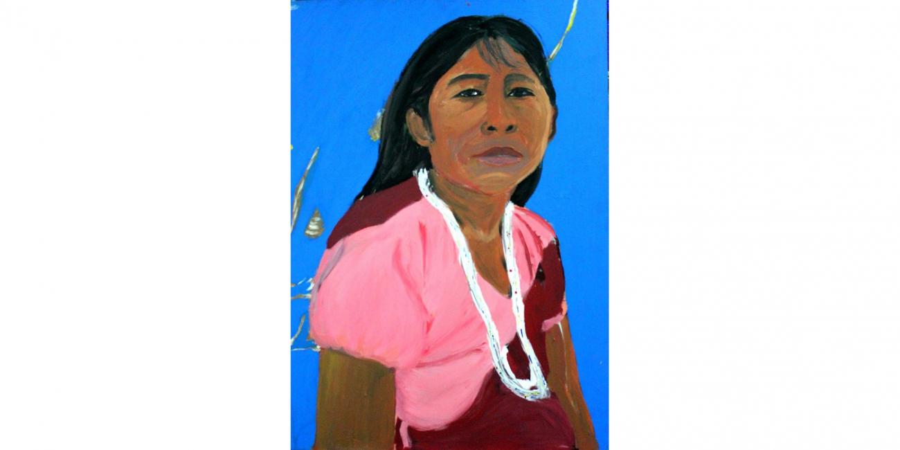 Retrato pintado de mujer indígena con pelo negro suelto, collar y vestido color rosa. Fondo azul