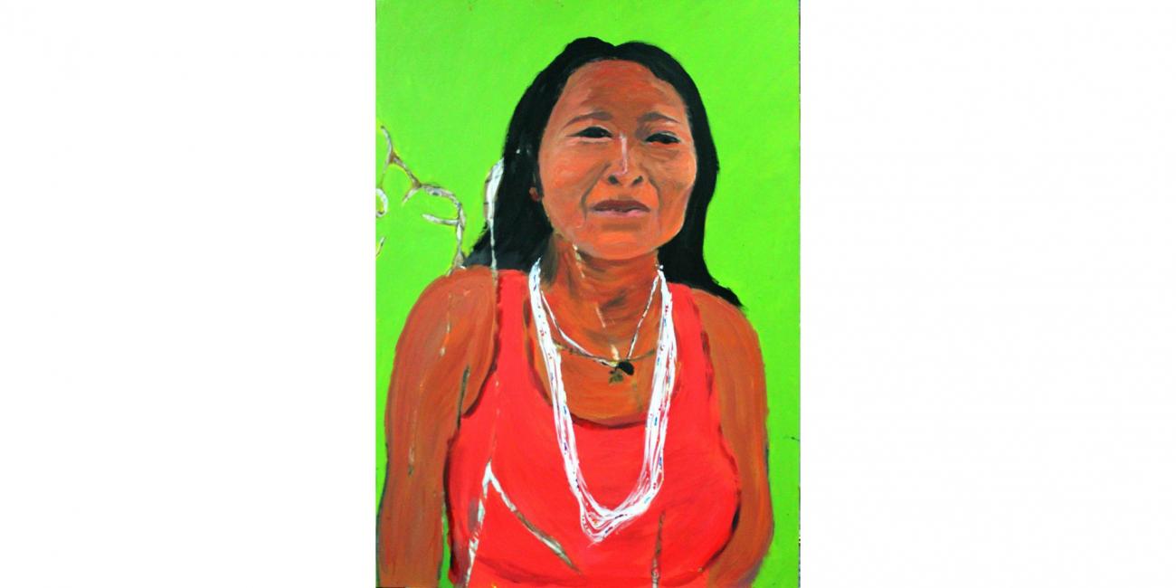 Retrato pintado de mujer indígena de pelo negro suelto, con blusa roja sin mangas y collar largo blanco. Fondo verde intenso