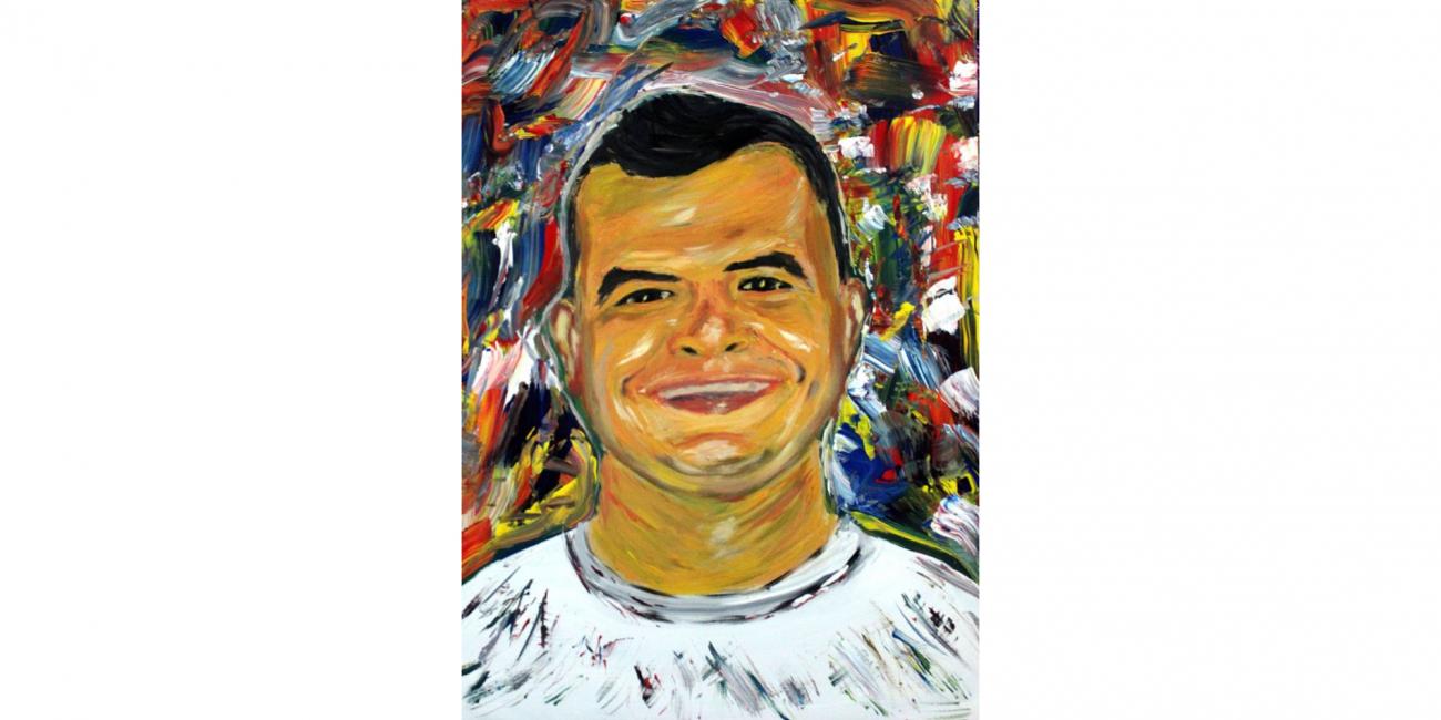 Retrato pintado de hombre sonriendo, con camiseta blanca. Fondo con pinceladas coloridas