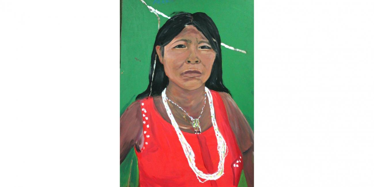 Retrato pintado de mujer de pelo negro largo suelto, collar blanco y blusa sin mangas roja con adornos. Fondo verde
