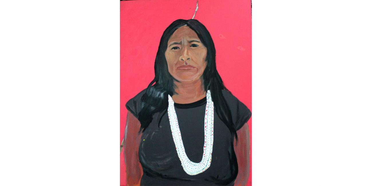 Retrato pintado de mujer indígena con pelo negro largo y suelto, camiseta negra, collar blanco. Fondo rojo