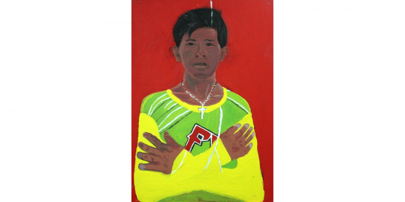 Retrato pintado de joven indígena de pelo corto y brazos cruzados, con cadena y camiseta deportiva. Fondo rojo
