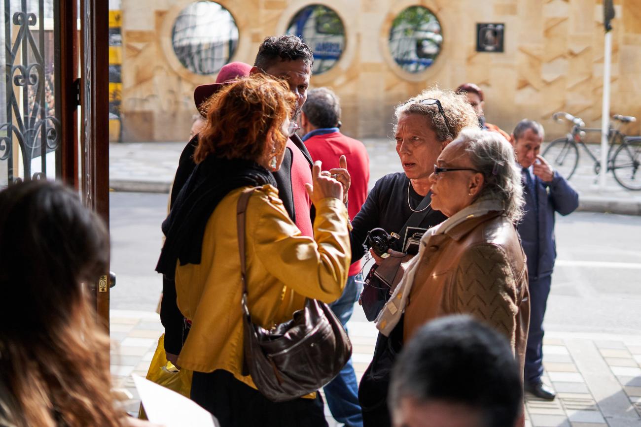 grupo de 4 personas conversa a la entrada del evento