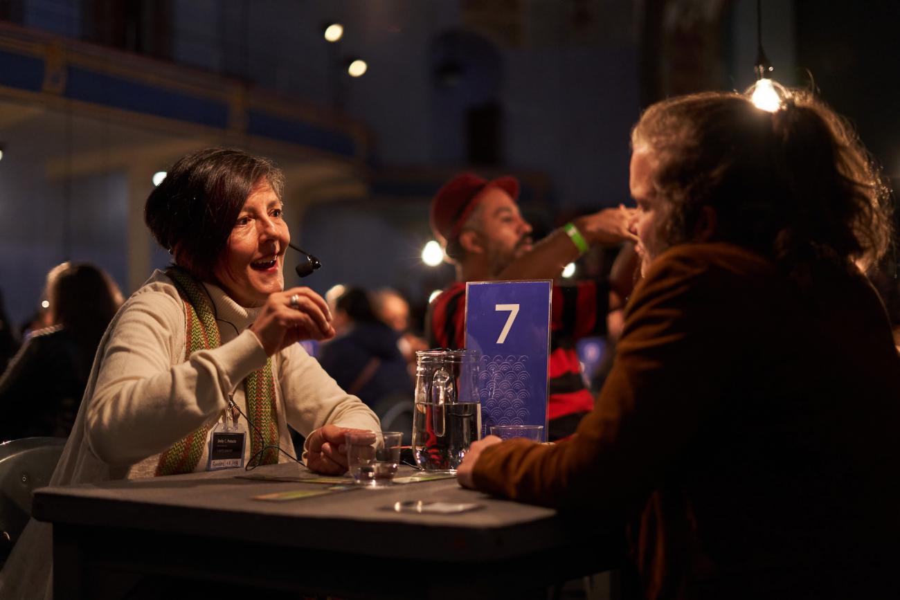 2 Mujeres conversan en mesa número 7