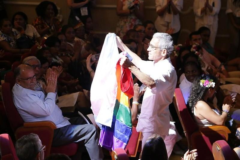 Francisco de Roux sosteniendo la bandera LGBTIQ+