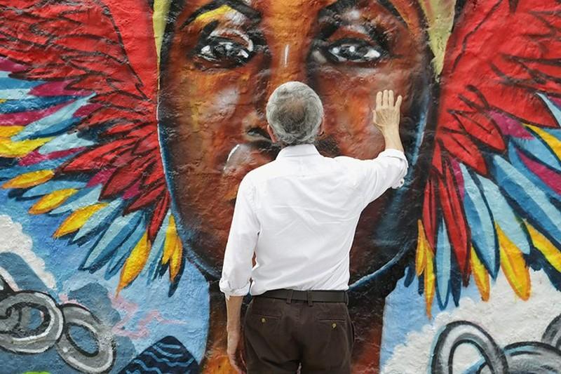 Francisco de Roux en un mural de una mujer negra